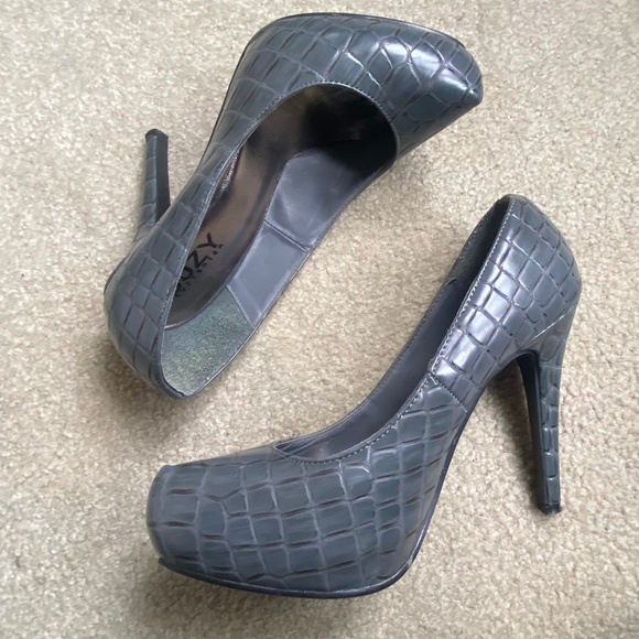 GUC Grey Faux Croc Pumps, Size 8 - Picture 6 of 11